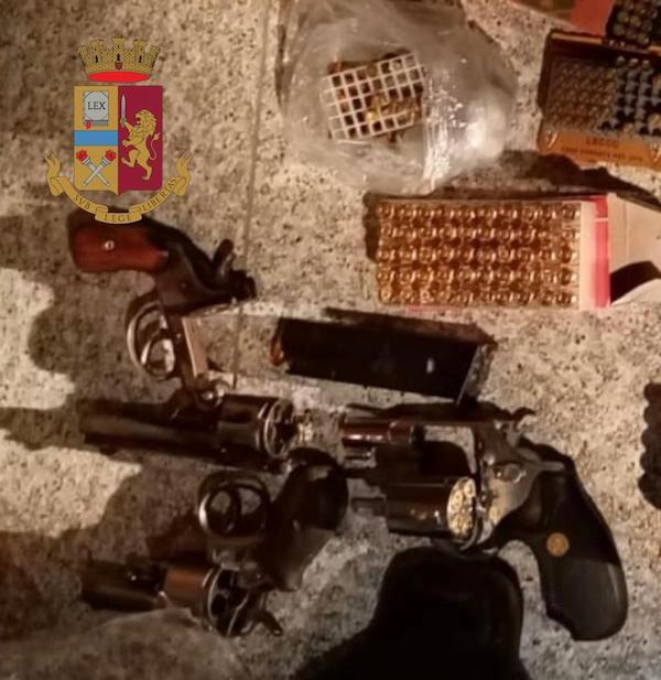 Vibo, controlli a tappeto: sequestrati armi e droga images Vibo, controlli a tappeto: sequestrati armi e droga