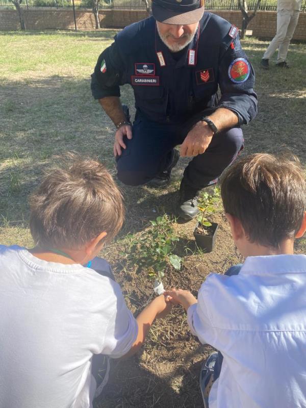 images Gli alunni di Squillace Lido e Vallefiorita celebrano "Un albero per il futuro"