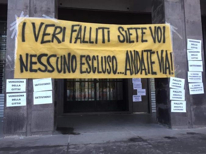 images Squillace, grosso cinghiale a spasso di notte in pieno centro abitato