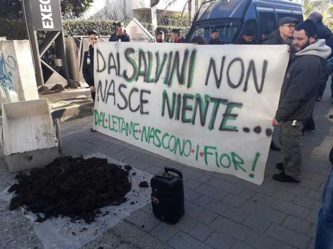 REGIONALI. Salvini in Calabria: a Rende gli striscioni contro il leader della Lega images REGIONALI. Salvini in Calabria: a Rende gli striscioni contro il leader della Lega