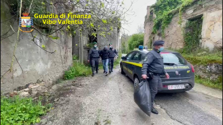 images Ionadi. Nascondeva 2 chili di droga nel tetto dell’abitazione: giovane arrestato