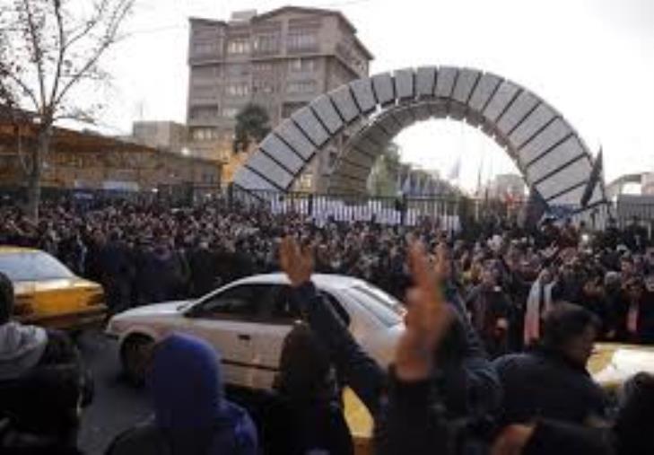 images Teheran ammette: "L'aereo ucraino abbattuto per errore umano". La piazza urla "Via Khamenei", la polizia spara lacrimogeni