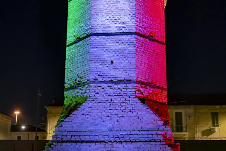 La torre della Tonnina a Catanzaro Lido si illumina con il Tricolore. Pisano: "L'antica ciminiera ancora più suggestiva" images La torre della Tonnina a Catanzaro Lido si illumina con il Tricolore. Pisano: "L'antica ciminiera ancora più suggestiva"