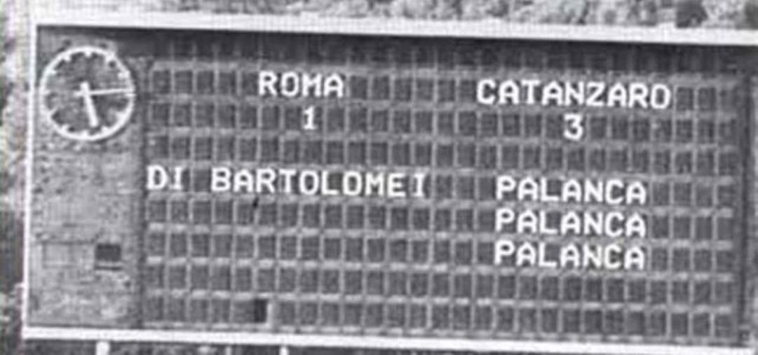 “La leggenda del Catanzaro” rivive nel libro di Sergio Dragone: martedì 17 la presentazione nella Casa delle Culture images “La leggenda del Catanzaro” rivive nel libro di Sergio Dragone: martedì 17 la presentazione nella Casa delle Culture