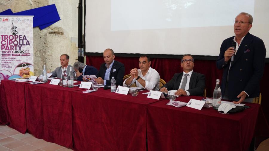 images Tropea. TCP, Gallo: "Cipolla simbolo della rivoluzione culturale, tra i marcatori identitari della Calabria"