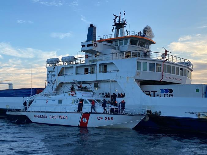 Traghetto con principi di incendio vicino la costa di Reggio Calabria, portati in salvo i 22 passeggeri images Traghetto con principi di incendio vicino la costa di Reggio Calabria, portati in salvo i 22 passeggeri