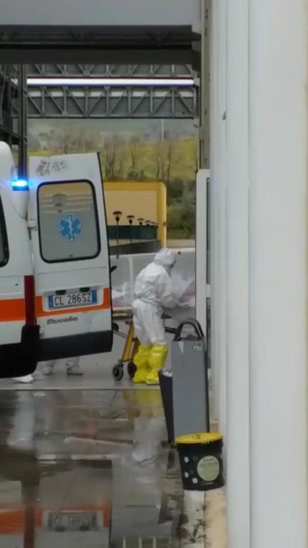 Coronavirus. Arrivati i primi due pazienti al Policlinico di Catanzaro (FOTO E VIDEO) images Coronavirus. Arrivati i primi due pazienti al Policlinico di Catanzaro (FOTO E VIDEO)