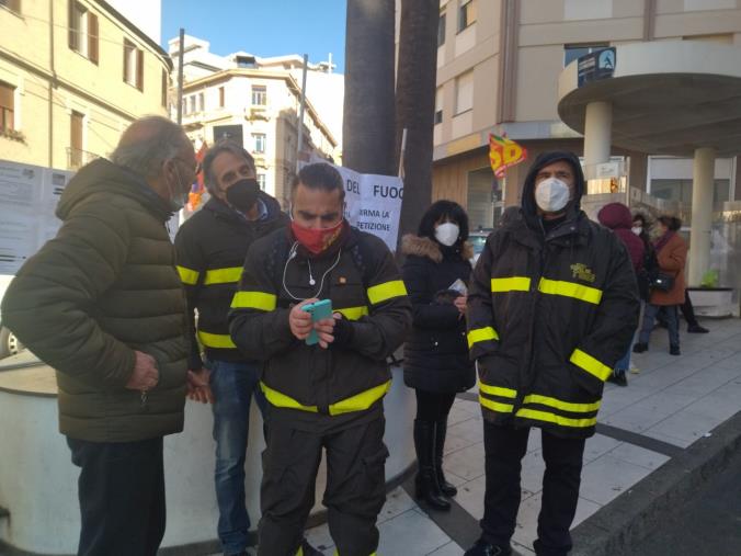 images USB Vigili del Fuoco raccoglie firme in un banchetto pubblico a Catanzaro per il "soccorso bene primario della collettività"