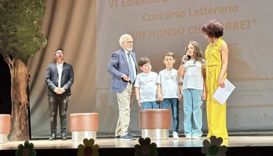 Un mondo che vorrei, premiati a Catanzaro i piccoli "poeti in erba" della Primaria images Un mondo che vorrei, premiati a Catanzaro i piccoli "poeti in erba" della Primaria