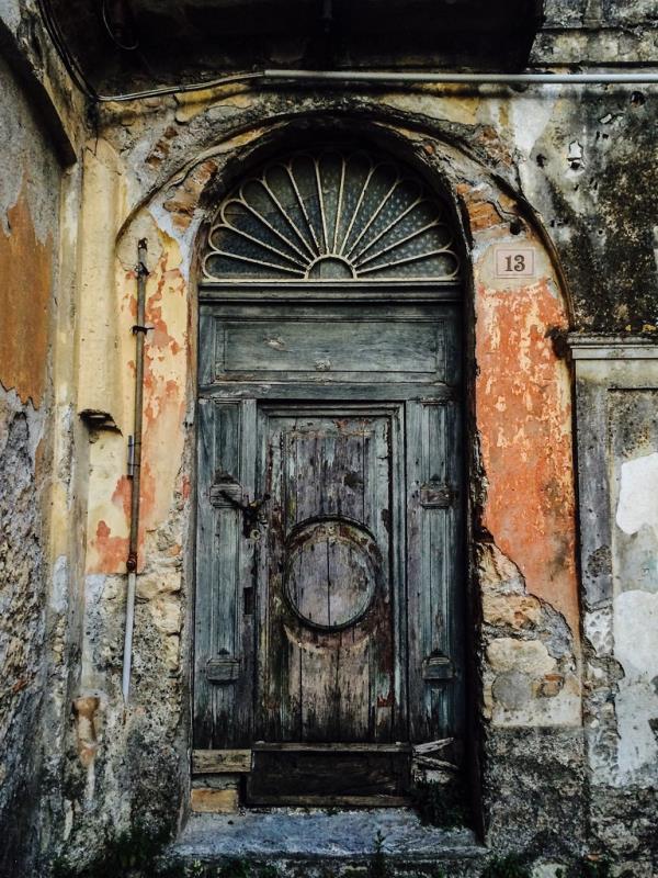 images La proposta di Anna e Stefano Veraldi: "Rivalutiamo i vicoli storici catanzaresi con targhe scritte nel nostro dialetto"