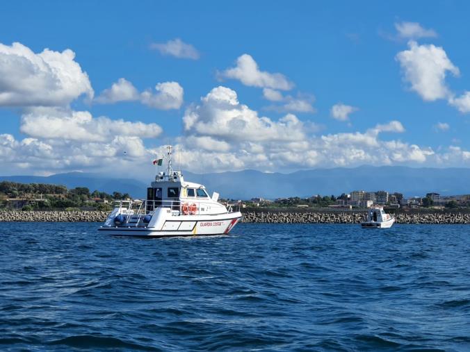 images Tragedia al largo di Crotone, naufraga una barca di migranti: recuperati 27 cadaveri  