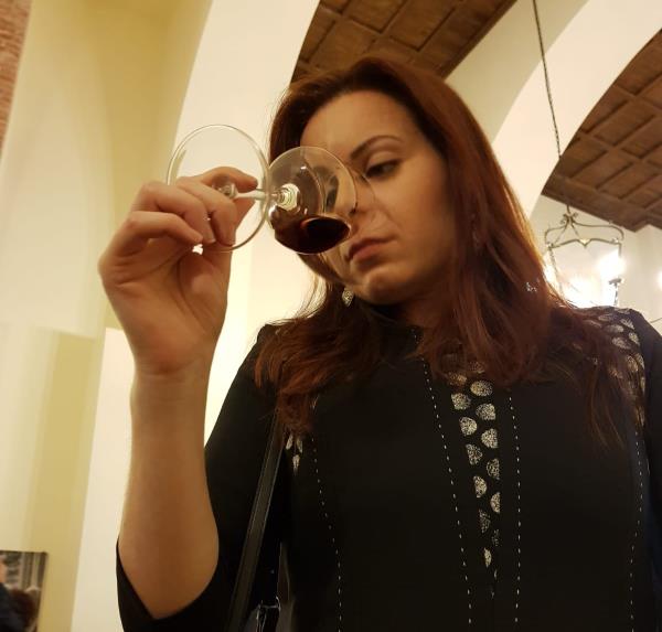 images Per Pasqua e Pasquetta in casa, un buon vino a tavola. Il consiglio della sommelier catanzarese Valentina Campi