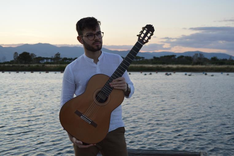 images AMA Calabria, l'antico granaio di Roseto Capo Spulico ospita il recital del chitarrista Vincenzo Caiafa