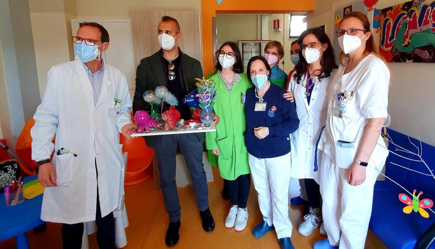 Catanzaro, l'arte del riciclo di Vincenzo Grillone irrompe gioiosa tra i piccoli pazienti del Pugliese images Catanzaro, l'arte del riciclo di Vincenzo Grillone irrompe gioiosa tra i piccoli pazienti del Pugliese