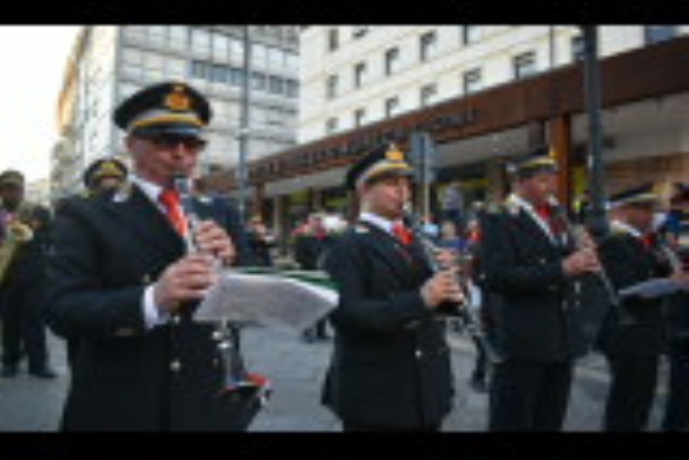 images Lavoratori Carrefour licenziati, il lido Ulisse gli offre ombrelloni gratis 