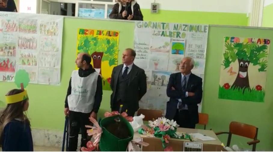 Festa dell'Albero con Vitambiente. Alla scuola D'Errico rilevata la pericolosità della strada a ridosso dell'Istituto images Festa dell'Albero con Vitambiente. Alla scuola D'Errico rilevata la pericolosità della strada a ridosso dell'Istituto