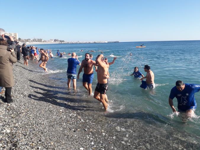 Folla di curiosi a Catanzaro Lido per il tuffo di Capodanno, dedicato a Sergio Mirante (VIDEO) images Folla di curiosi a Catanzaro Lido per il tuffo di Capodanno, dedicato a Sergio Mirante (VIDEO)