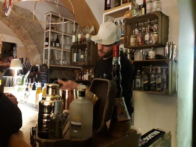 images Nuovo Dpcm. Enoteche con asporto fino alle 22, resta alle 18 per i bar senza cucina