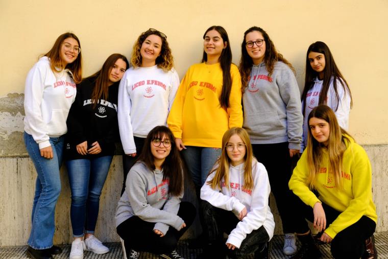 images Idee diverse con un obiettivo comune: all'istituto Fermi si "vestono" le felpe della beneficenza