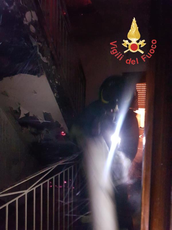 In fiamme a Lamezia Terme una palazzina abitata da extracomunitari: ustionata una bambina (VIDEO) images In fiamme a Lamezia Terme una palazzina abitata da extracomunitari: ustionata una bambina (VIDEO)