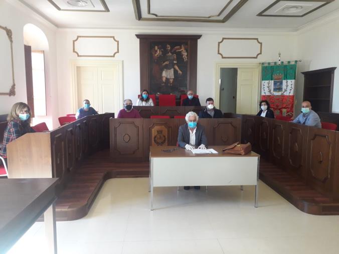 Squillace, bilancio approvato. Le opposizioni disertano l'aula e scrivono al Prefetto: "Gravi anomalie nelle delibere di giunta" images Squillace, bilancio approvato. Le opposizioni disertano l'aula e scrivono al Prefetto: "Gravi anomalie nelle delibere di giunta"