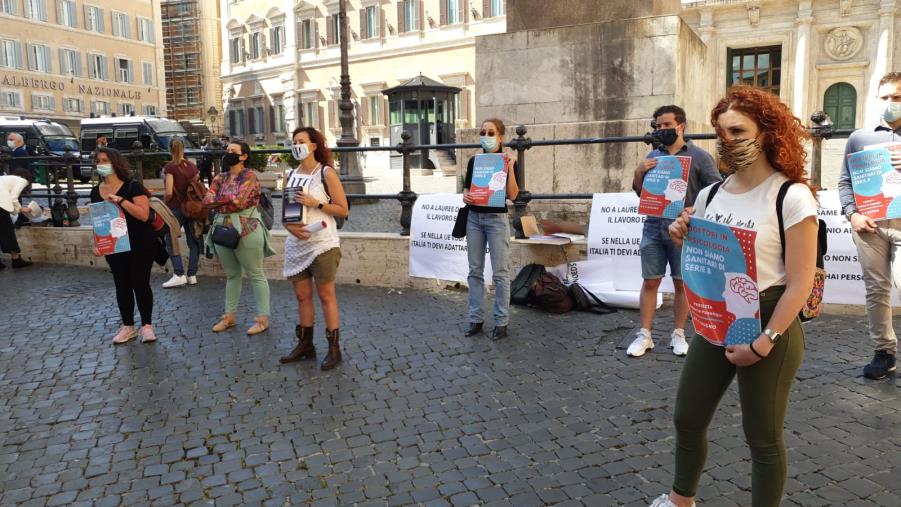 Abilitazione post-laurea. La protesta a Montecitorio di psicologici, farmacisti e biologi images Abilitazione post-laurea. La protesta a Montecitorio di psicologici, farmacisti e biologi