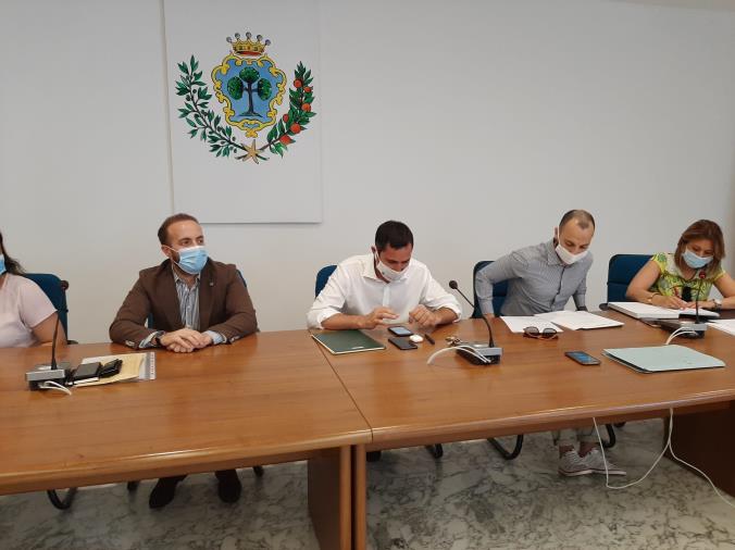 Movida incontrollata, a Soverato il Consiglio comunale "adotta" i volontari images Movida incontrollata, a Soverato il Consiglio comunale "adotta" i volontari