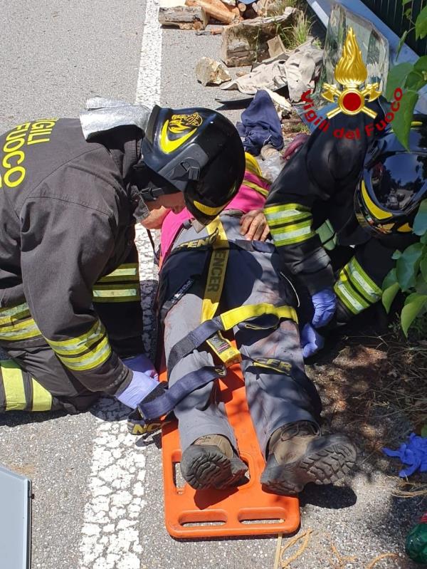 Un'auto si ribalta a Sorbo San Basile: due feriti in ospedale images Un'auto si ribalta a Sorbo San Basile: due feriti in ospedale