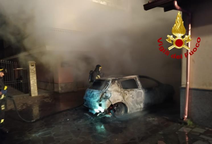 images Lamezia Terme. Auto in fiamme su viale del Progresso: danneggiati anche altri veicoli