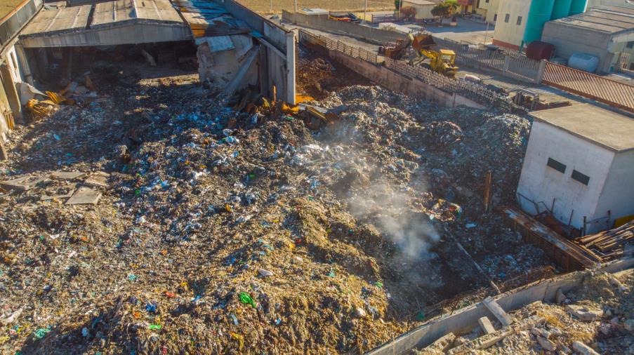 images Ancora fumi dal deposito rifiuti di Squillace. Allarme tra i residenti: "Odore acre di plastica" (FOTO)
