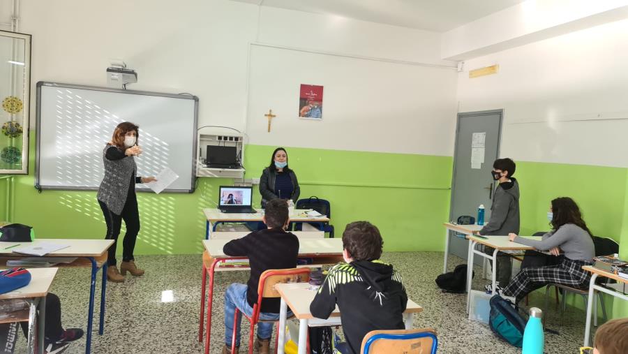 images Mafia e collaboratori di giustizia. Gli alunni del plesso Manzoni, a Catanzaro, incontrano   Rita Tulelli (FOTO)