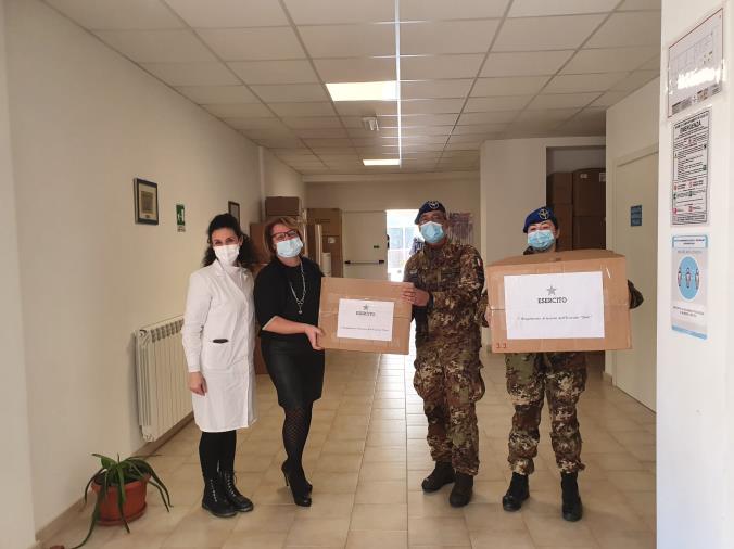 images Al Comprensivo "Don Milani" di Catanzaro un kit per i test rapidi consegnato dall'Esercito