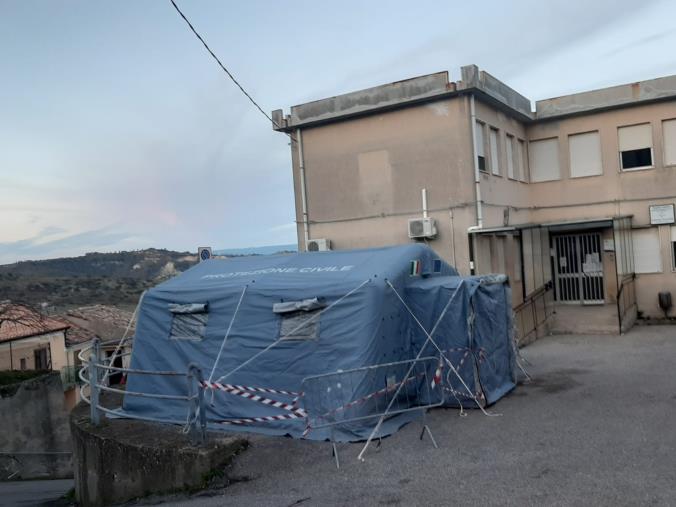 images Anche a Squillace montata la tenda per i tamponi nel piazzale del polo sanitario