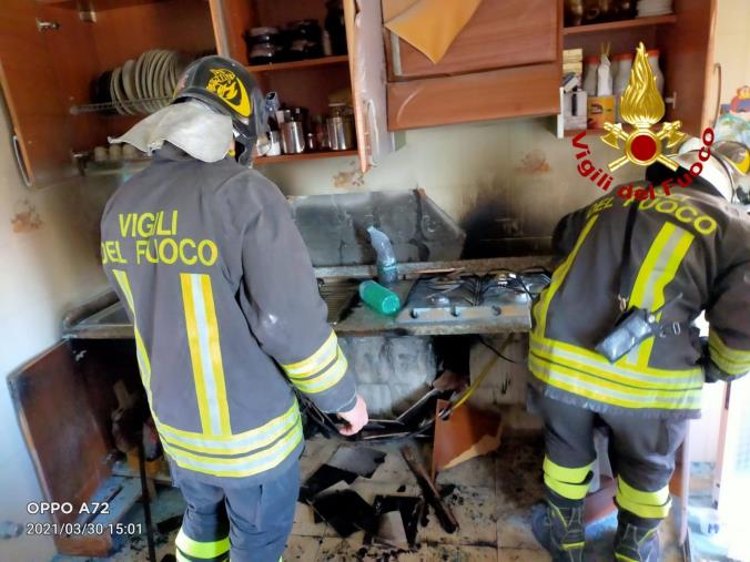 Catanzaro. Incendio di un'abitazione con un'anziana all'interno: illesa images Catanzaro. Incendio di un'abitazione con un'anziana all'interno: illesa