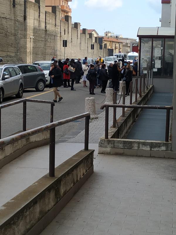 images Vaccini. File e assembramenti anche all'ospedale Pugliese di Catanzaro