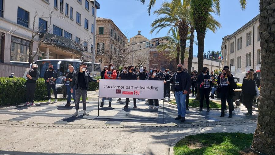 images Anche a Catanzaro iI flashmob del settore Matrimoni ed eventi privati: "Chiediamo al Governo una data di ripartenza" 