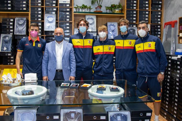 images L'Us Catanzaro diventa "Glamour" con le targhe e le camicie consegnate da Andrea Critelli (FOTO)