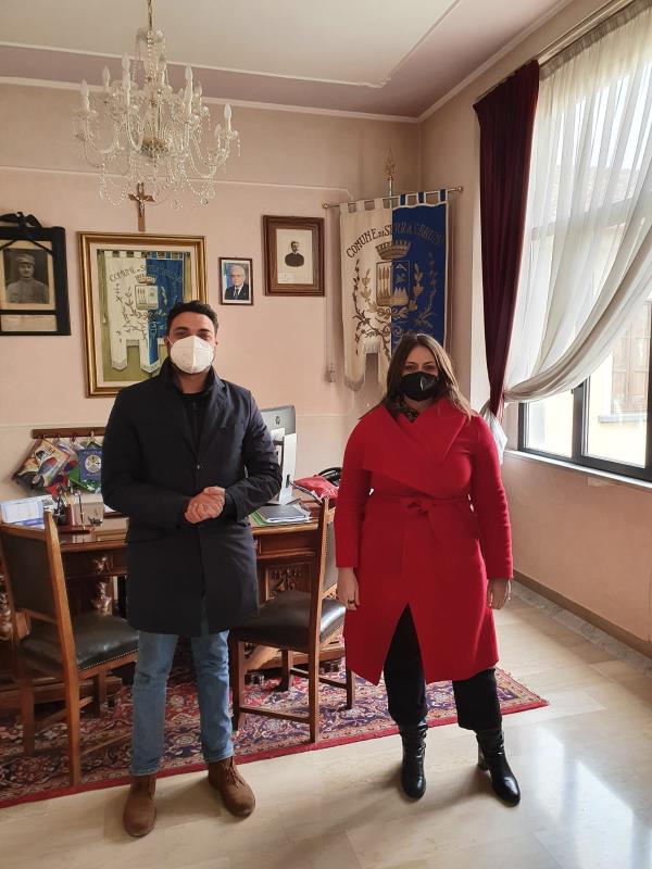 Il sottosegretario Dalila Nesci incontra il sindaco di Serra San Bruno: “Dobbiamo prenderci cura delle aree interne” images Il sottosegretario Dalila Nesci incontra il sindaco di Serra San Bruno: “Dobbiamo prenderci cura delle aree interne”