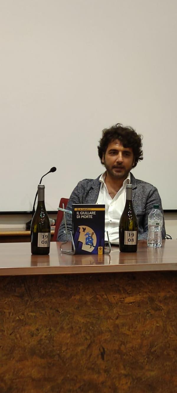 "Libri & bollicine". Presentato al Musmi di Catanzaro "Il giullare di Morte" dello scrittore Elia Banelli images "Libri & bollicine". Presentato al Musmi di Catanzaro "Il giullare di Morte" dello scrittore Elia Banelli