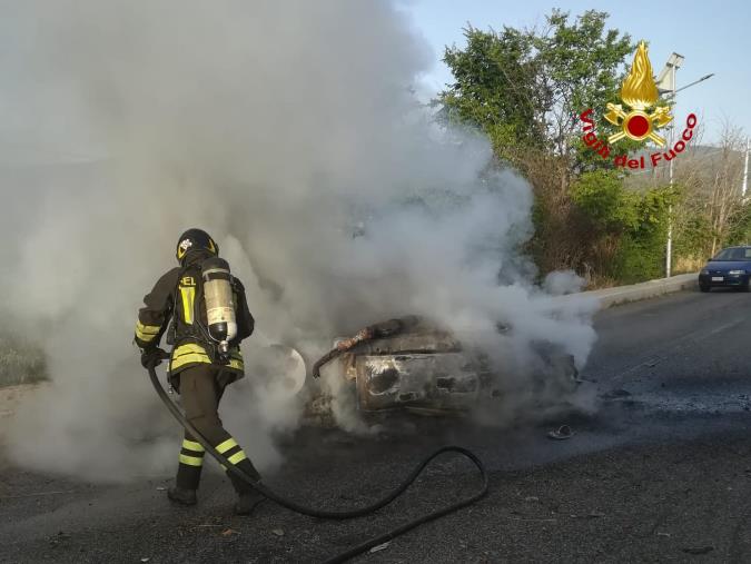images Incidente tra Squillace e Vallefiorita: un'auto finisce su un marciapiede e l'auto si ribalta 