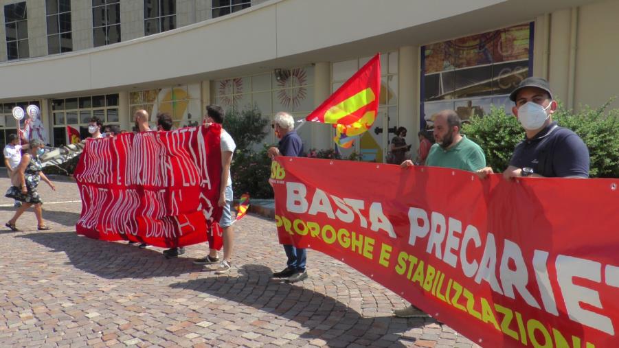 La protesta dei precari della sanità: alla Cittadella sfilano i 1500 "eroi del Covid" in attesa di rinnovo images La protesta dei precari della sanità: alla Cittadella sfilano i 1500 "eroi del Covid" in attesa di rinnovo