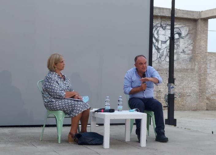 Libri & bollicine. Il procuratore Gratteri presenta il nuovo libro a Soverato: "È soprattutto per i ragazzi" images Libri & bollicine. Il procuratore Gratteri presenta il nuovo libro a Soverato: "È soprattutto per i ragazzi"