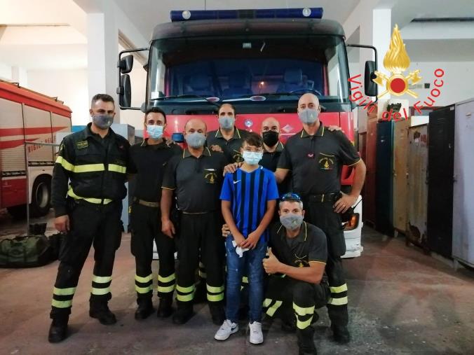 Lamezia. Si infila un anello e non riesce più a toglierlo: soccorso dai Vigili del Fuoco un 12enne images Lamezia. Si infila un anello e non riesce più a toglierlo: soccorso dai Vigili del Fuoco un 12enne
