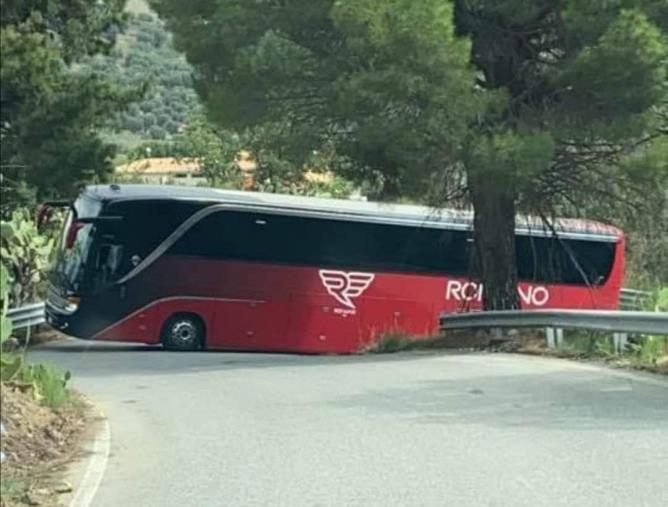 images Squillace. Pullman "incastrato" a Madonna del Ponte: Circolazione momentaneamente sospesa