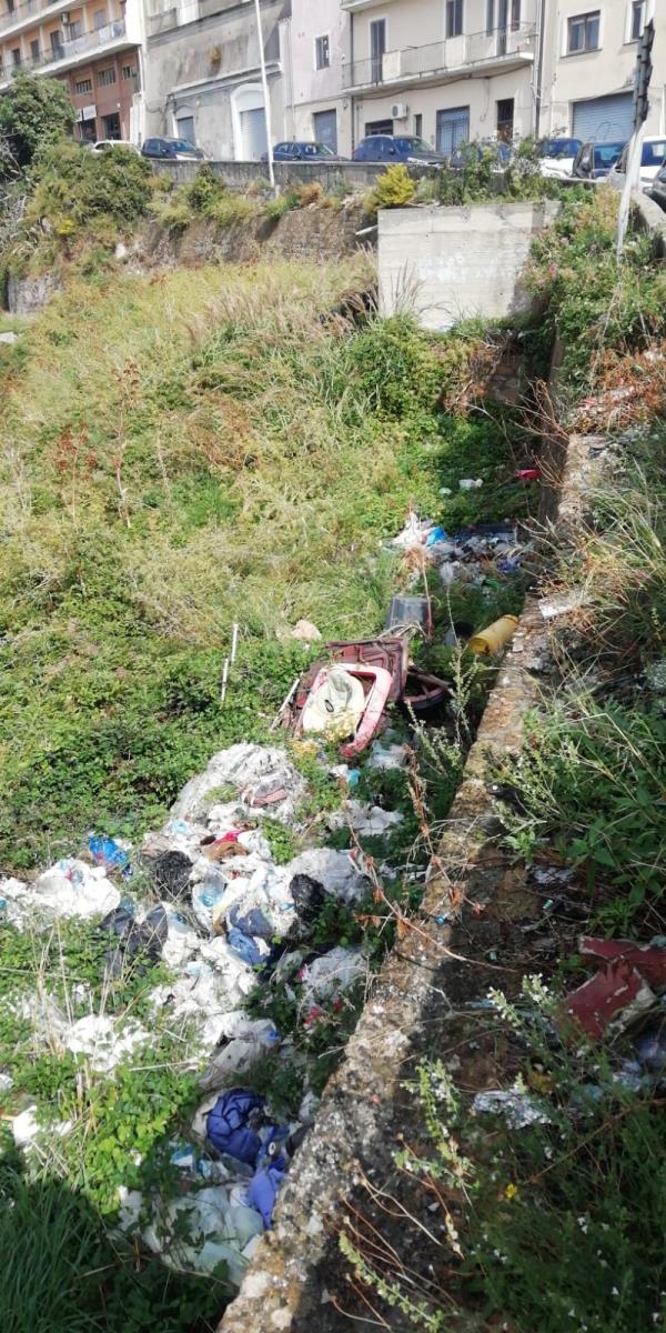 Catanzaro. I residenti segnalano lo stato di degrado in Via Carlo V, dove regna l'abbandono selvaggio di rifiuti images Catanzaro. I residenti segnalano lo stato di degrado in Via Carlo V, dove regna l'abbandono selvaggio di rifiuti