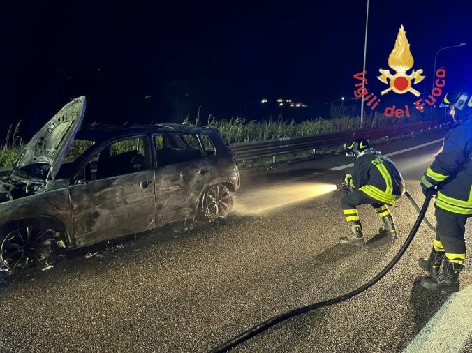 Catanzaro. Auto in fiamme sulla statale 106: illesi i passeggeri images Catanzaro. Auto in fiamme sulla statale 106: illesi i passeggeri