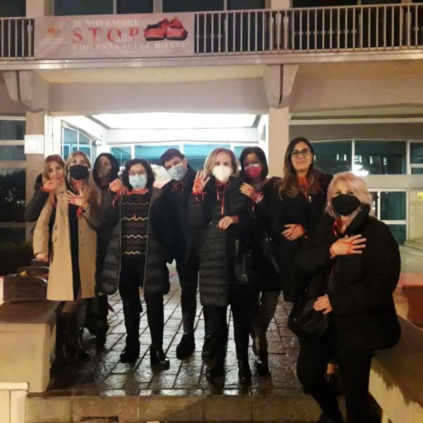 images Catanzaro. Uno striscione per dire stop alla violenza sulle donne, l'iniziativa della Commissione comunale Pari Opportunità