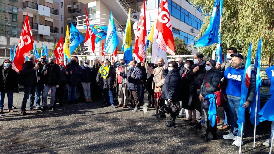 Scuola, insegnanti e sindacati manifestano per l'aumento salariale e un rapporto nuovo con la Regione images Scuola, insegnanti e sindacati manifestano per l'aumento salariale e un rapporto nuovo con la Regione