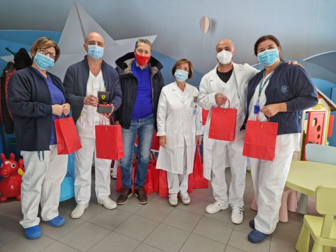 images La Scuderia Ferrari Club Catanzaro rende omaggio ai sanitari del Reparto di Oncoematologia Pediatrica dell’ospedale “Pugliese Ciaccio"