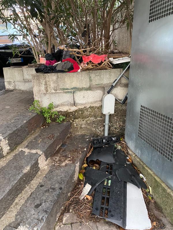 Catanzaro, via Mario Greco tra rifiuti e topi: la spazzatura è il regalo di Natale per la città images Catanzaro, via Mario Greco tra rifiuti e topi: la spazzatura è il regalo di Natale per la città